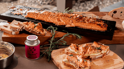 Flammlachs von der Feuerschale mit Zitronenbutter und Sauerteigbrot - STAY SPICED !