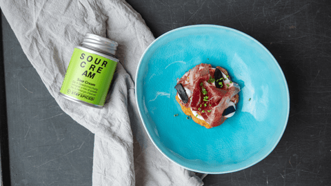Rösti mit Sour Cream Dip, Ochsenschinken und fermentierten Knoblauch - STAY SPICED !