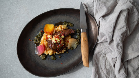 Geschmortes Rinderbäckchen auf Röstisotto mit bunten Rüben und erfrischender Salsa Verde - STAY SPICED !