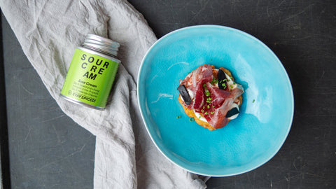 Bio-Rösti, getoppt mit S! Sour-Cream, Ochsenschinken und fermentiertem Knoblauch - STAY SPICED !