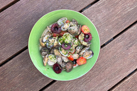 Delikates aus dem Meer: Venusmuscheln mit Marzipan-Erdnuss-Sud, Kirschen und grünen Mandeln - STAY SPICED !