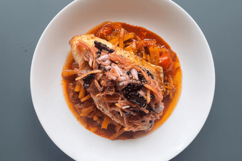 Geschmorte Herbstharmonie: Steinbutt mit Butternut, Brombeeren und fermentiertem Knoblauch - STAY SPICED !