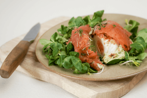 Überraschungsei im Lachs-Avocadonest - STAY SPICED !