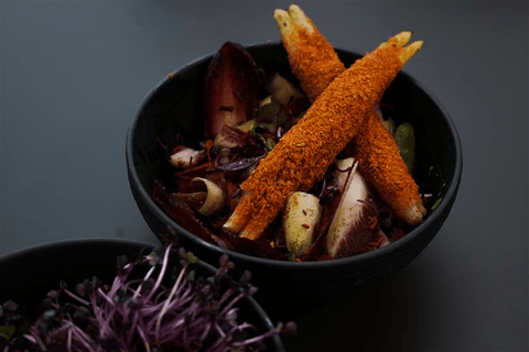 Spargel im Proscuitto Crispy Chicken Mantel und buntem Salat - STAY SPICED !