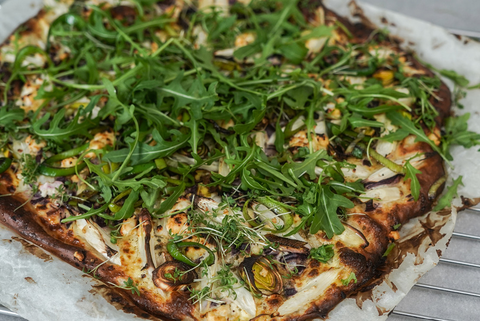 Flammkuchen mit Spargel und Feta - STAY SPICED !
