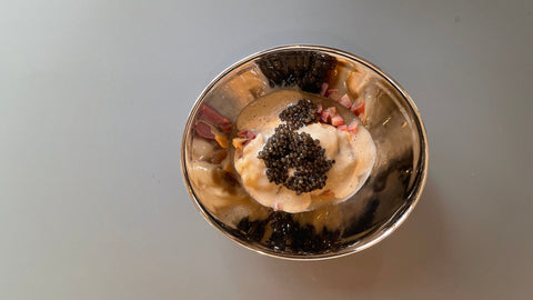 Golden Umami, Champagner, Austern, Kalbszunge und Kaviar - STAY SPICED !