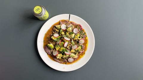 Lauwarmes Lammcarpaccio mit gebratenen Romanesco, Radieschen & Perlgraupen - STAY SPICED !
