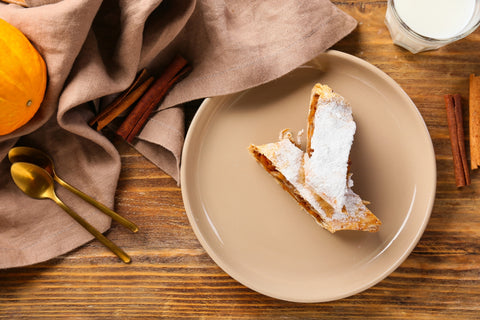 Süßer Kürbisstrudel mit Nüssen und Datteln - STAY SPICED !