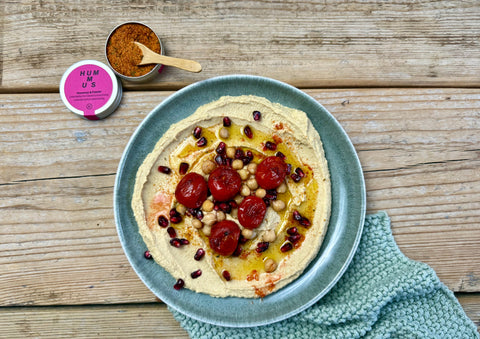 Hummus mit gerösteten Tomaten und Granatapfelkernen - STAY SPICED !