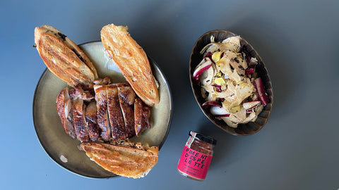 Knusprige Hühnerkeule mit Trüffel-Brie-Baguette und Artischocken-Radicchio-Salat - STAY SPICED !