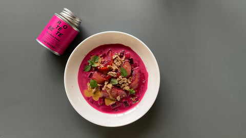 Geräucherter Lachs mit Roter Beete, Lakritze und Roggen-Knäckebrot - STAY SPICED !