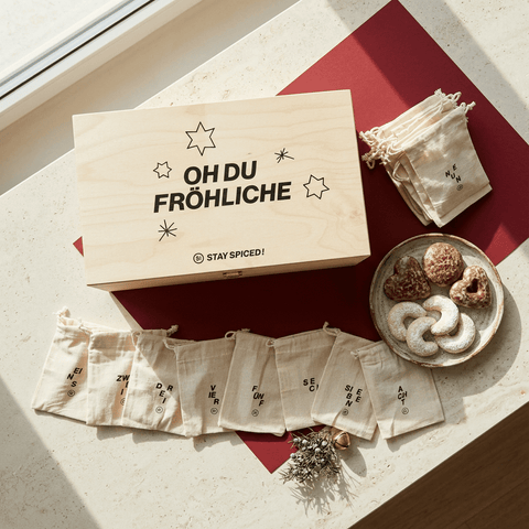 STAY SPICED ! DIY Adventskalender - Holzbox + 24 Jutesäckchen - Leer - STAY SPICED ! - 98012x