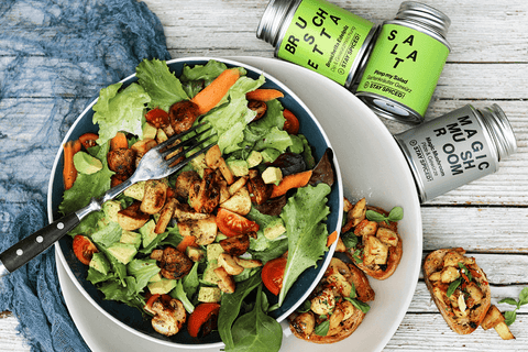 Bunter Salat mit Pilzen, Avocado und Champignon-Bruschetta - STAY SPICED !