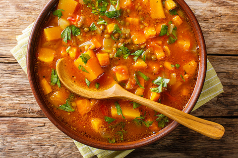 Butternuss-Gulasch mit selbst gebackenem Bauernbrot - STAY SPICED !