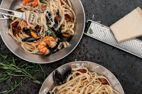 Sea Tagliatelle mit Garnelen, Miesmuscheln, getrockneten Tomaten, Oliven und Parmesan