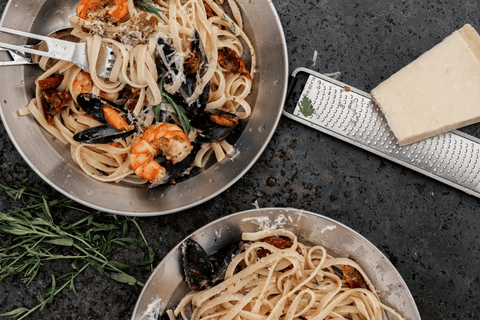 Sea Tagliatelle mit Garnelen, Miesmuscheln, getrockneten Tomaten, Oliven und Parmesan - STAY SPICED !