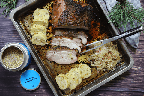 Gesmokter Schweinsbraten mit Serviettenknödel und warmen Krautsalat - STAY SPICED !