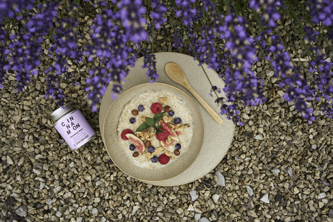 Porridge mit frischen Beeren, Nüssen & Cinnamon Date Spice - STAY SPICED !
