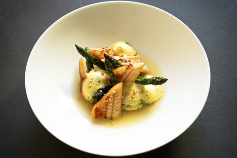 Gegrillter Spargel mit geräuchertem Aal