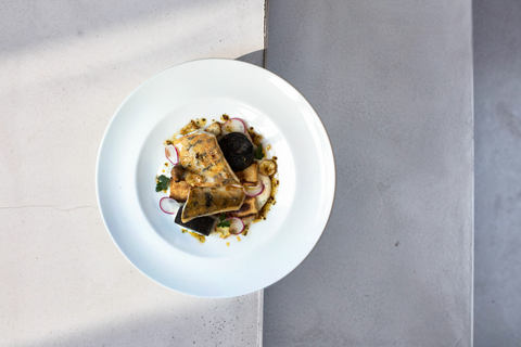 Gebranntes Zanderfilet mit Blutwurst, Petersilienwurzel in Rahmsauce und Avocado-Öl