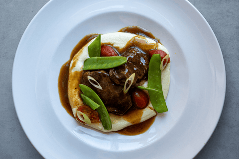 Geschmorte Schweinebacke mit Polenta - STAY SPICED !