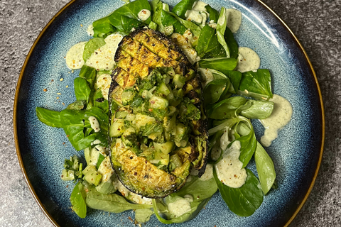 Gegrillte Avocado mit Gurkensalsa auf Feldsalat, Joghurt Dressing - STAY SPICED !