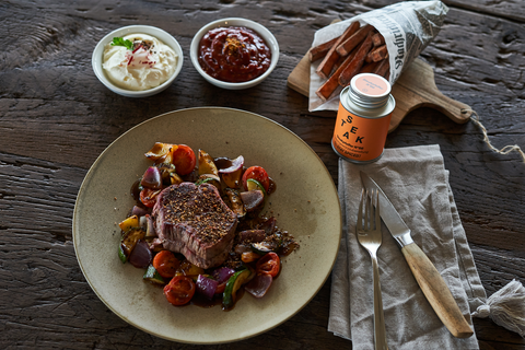 Filet Steak mit Gemüse, Süßkartoffelpommes und Dips