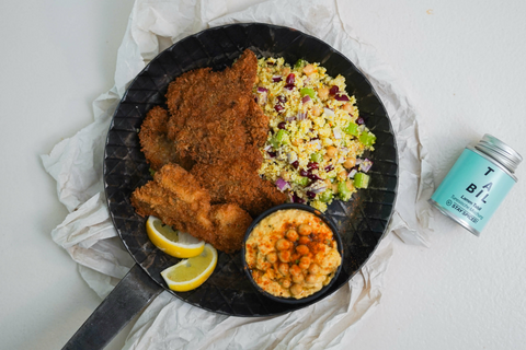 Gebackenes Lammschnitzel mit Safran-Couscous und Hummus