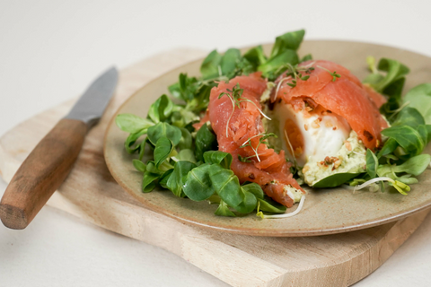 Überraschungsei im Lachs-Avocadonest