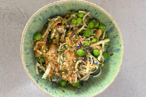 Zarter Mairübensalat mit Erbsen-Holunderblüten-Vinaigrette