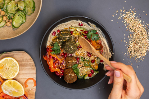 Levante- Salty- Bowl mit Hummus, Bulgur, Ziegenkäse und Tahina - STAY SPICED !