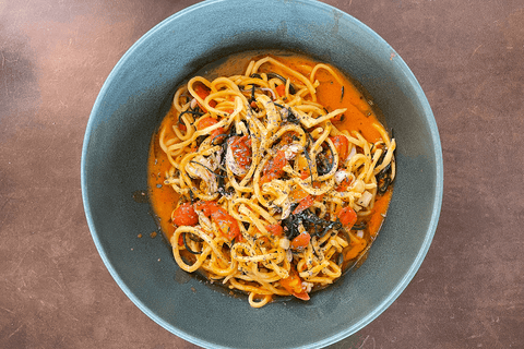 Nudeln alla Chittara mit Wassermelonen-Tomatensud mit Babba di fratta und Calamari