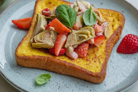 Pikanter French Toast mit Artischocken, Erdbeeren und Buchweizen