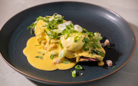 Ei Benedict mit Räucherforelle, Wildkräutersalat und Rauchfischhollandaise - STAY SPICED !