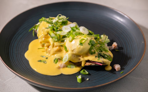 Ei Benedict mit Räucherforelle, Wildkräutersalat und Rauchfischhollandaise - STAY SPICED ! Recipe