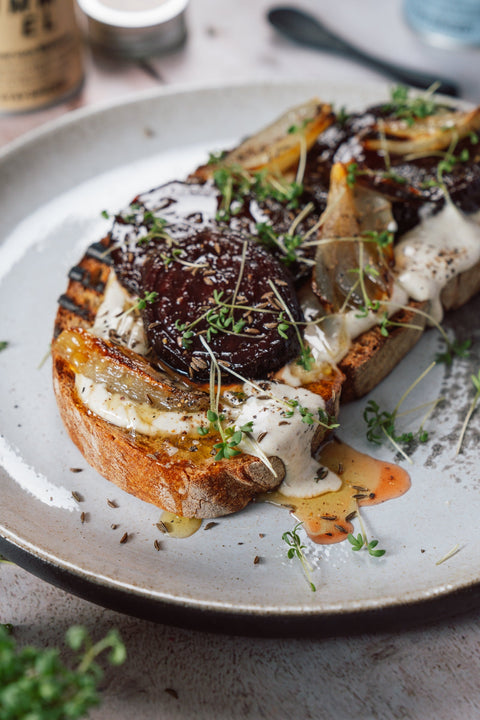 Geröstetes Bauernbrot mit Kümmelcreme & gebackenem Gemüse - STAY SPICED !