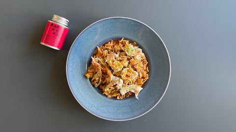 Paprika-Zucchini-Ragout mit Fleckerln, Scamorza & knusprigen Zucchiniblüten - STAY SPICED !
