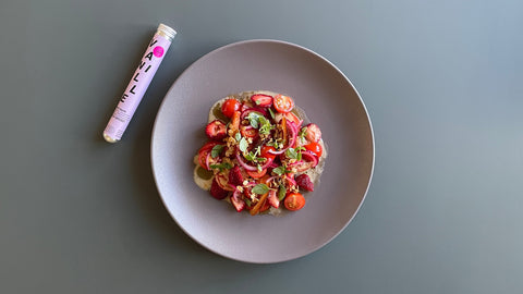 Fruchtiger Tomaten-Erdbeer-Salat mit Dattel-Vinaigrette - STAY SPICED !