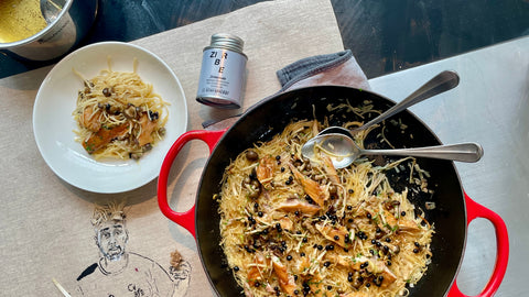 Fideuà von geräucherter Makrele mit Pilzen, Schwarzem Holler & Frühlingslauch - STAY SPICED !
