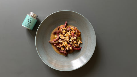 Schafschlögel kurz gebraten mit Airan-Sauce, geschmorten Grünen Tomaten, Feigen & Kuh-Frischkäse - STAY SPICED !