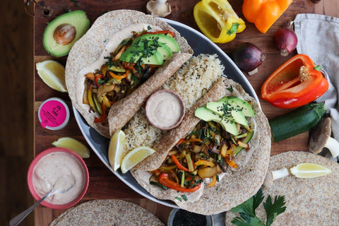 Fajitas mit Kräuterseitlingen & buntem Gemüse – schnell, frisch & würzig - STAY SPICED !