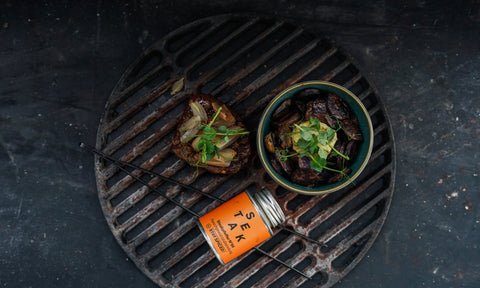 Rumpsteak mit lila Kartoffeln & Knoblauch-Buttermayo