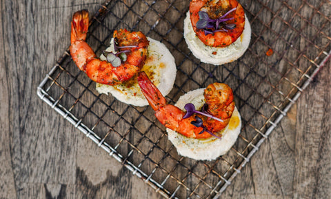 Gesmokte Garnelen mit Orangen-Kräuterbutter