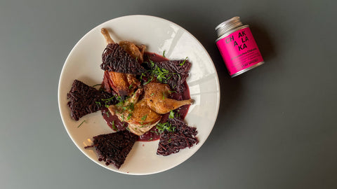 Chakalaka-Wachtel mit violettem Süßkartoffelrösti & Kidneybohnen-Essiggurken-Eintopf - STAY SPICED !