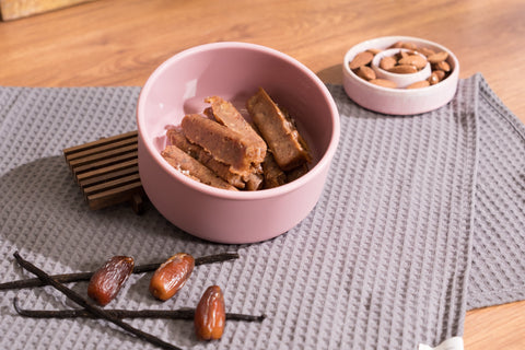 Salted Caramel Fudge: Gesundes Meal-Prep Rezept mit Datteln & Meersalz - STAY SPICED !