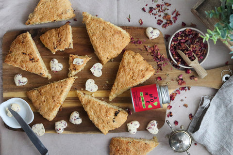 Scones mit getrockneten Tomaten & Amore-Kräuterbutter mit Rosenblüten - STAY SPICED !