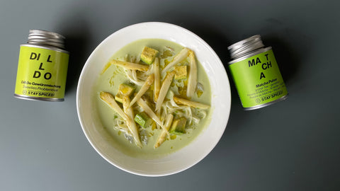 Zander mit Wasabi, Avocado, Crème fraîche & weißem Spargel