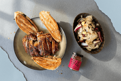 Knusprige Hühnerkeule mit Trüffel-Brie-Baguette und Artischocken-Radicchio-Salat - STAY SPICED !