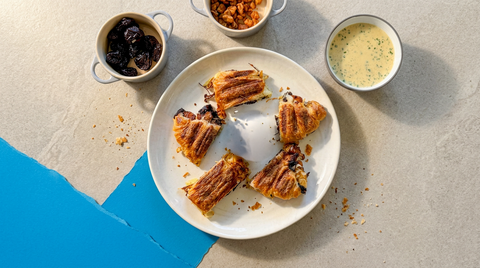 Kraut-Dörrzwetschken-Croissant mit Grammeln und Buttermilch-Schnittlauch-Dip