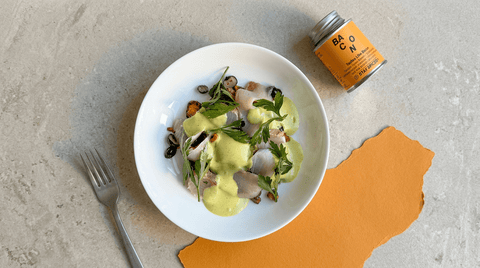Gelbflossenmakrele mit Guanciale, Eierschwammerln und Petersilien-Hollandaise - STAY SPICED !